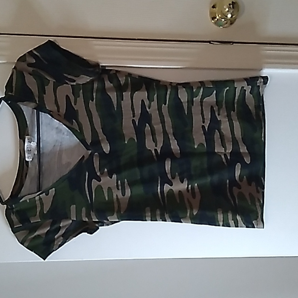 Medium tee shirts green and army